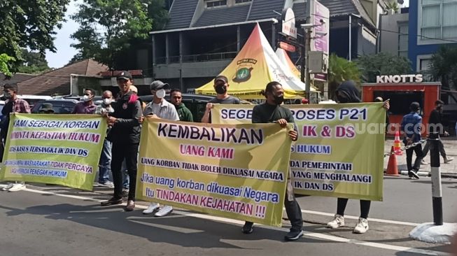 Para korban dari Indra Kenz dan Doni Salmanan menggelar aksi unjuk rasa di depan Gedung Kejaksaan Agung, Jakarta Selatan, Selasa (21/6/2022) [Sheralot.com/Rena Pangesti]