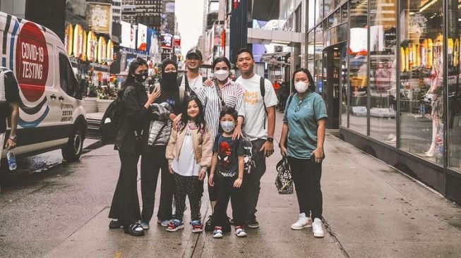 Potret Keluarga Anang Hermansyah di New York(Instagram/@azriel_hermansyah)