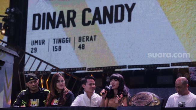 Penyanyi Dinar Candy (kedua kanan) memberikan keterangan saat konferensi pers jelang Holywings Sport Show di Holywings Gatsu Club V, Jakarta, Senin (6/6/2022). [Sheralot.com/Angga Budhiyanto]