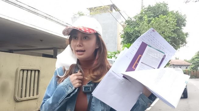 Denise Chariesta usai mengaduka Razman Arif Nasution ke Komnas Perempuan [Sheralot.com/Rena Pangesti]