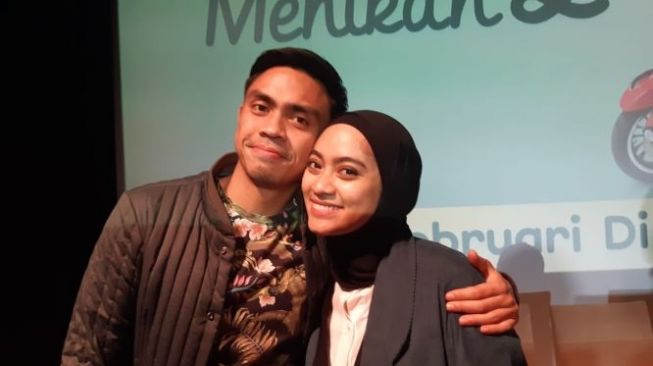  Ayudia Bing Slamet dan Suami usai gala premire film Teman Tapi Menikah 2 di Plaza Indonesia, Jakarta Pusat. (Sheralot.com/Yuliani)