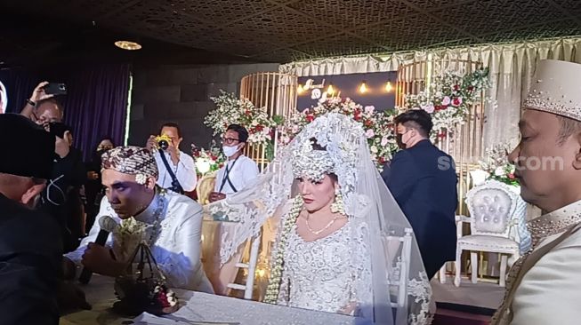 Pernikahan Ikmal Tobing dan Indah Lolita Bahar di Hotel Sultan, Jakarta Pusat pada Sabtu (25/6/2022) [Sheralot.com/Rena Pangesti]