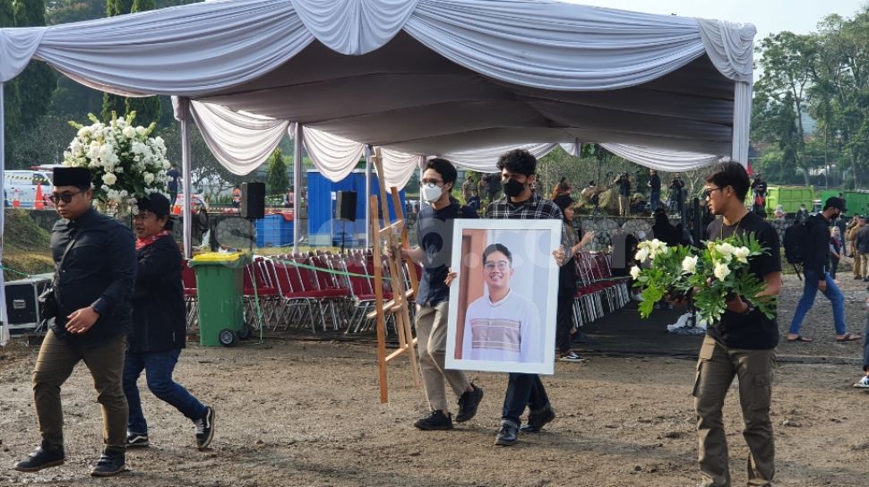 Nenek Eril Menangis Saksikan Pemakaman Cucunya, Ridwan Kamil Berusaha Menguatkan