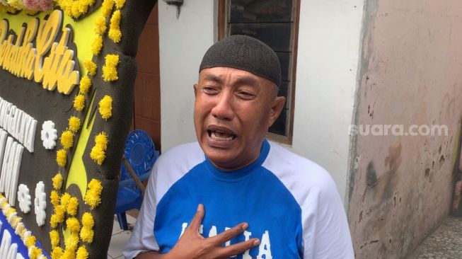 Kekasih Rini S Bon Bon, Ujang Ronda di rumah duka di kawasan Kramat Lontar, Jakarta [Sheralot.com/Adiyoga Priyambodo]