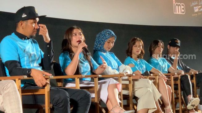 Prilly Latuconsina, Alya Rohali dan aktor lainnya di acara konferensi pers film 12 Cerita Glen Anggara di kawasan Kuningan, Jakarta Selatan, Senini (18/7/2022). [Adiyoga Priyambodo/Sheralot.com]