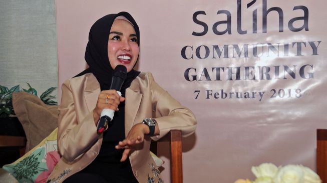 Medina Zein saat menjadi pembicara di acara Saliha Community Gathering, di Hong Kong Cafe, Jakarta Pusat, (7/2/2018). (Sheralot.com/Dinda Rachmawati)