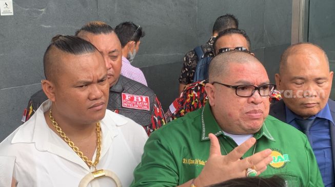 Razman Arif Nasution (kemeja hijau) didampingi tim pengacaranya [Sheralot.com/Ficky Ramadhan)