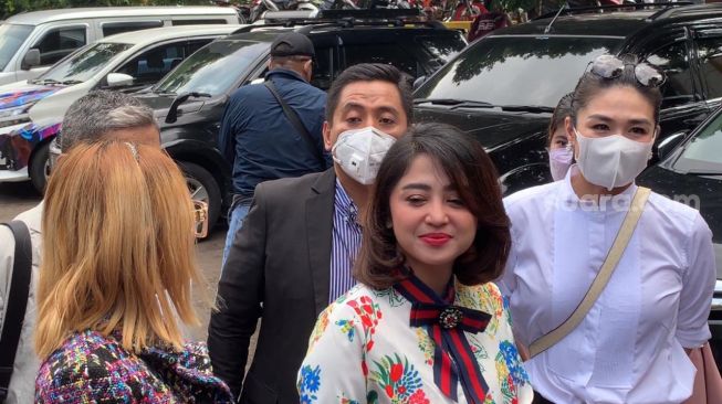 Dewi Perssik saat hadir sidang cerai di Pengadilan Agama Jakarta Selatan [Sheralot.com/Adiyoga Priyambodo]
