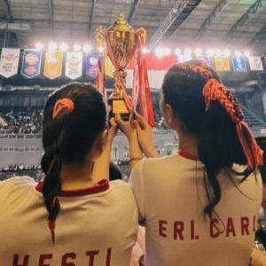 Momen Hesti dan Erika Carlina kalahkan Anya Geraldine dan Raisa di Tepok Bulu 2022. (YouTube/Vindes)