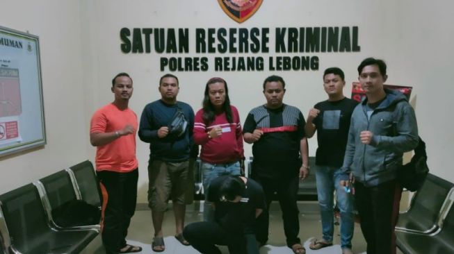 pemasok miras oplosan di Karaoke Ayu Ting Ting ditangkap polisi Polres Bengkulu. [ANTARA]