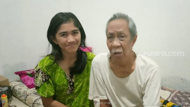 Pak Ogah bresama keponakannya, Harmah di rumahnya di kawasan Bekasi, Jawa Barat, Jumat (8/7/2022). [Rena Pangesti/Sheralot.com]