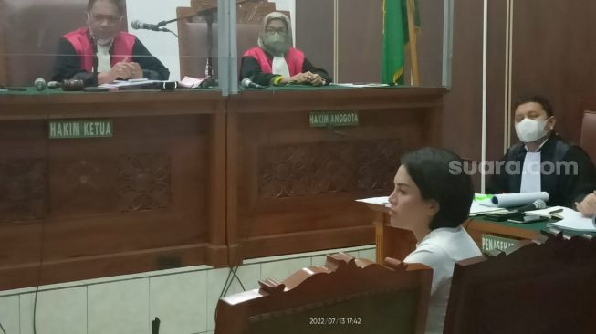 Niktia Mirzani menjadi saksi dalam sidang kasus pencemaran nama baik dengan terdakwa Isa Zega di Pengadilan Negeri Jakarta Selatan, Rabu (13/7/2022). [Rena Pangesti/Sheralot.com]