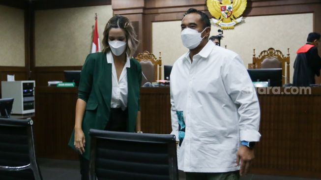 Aktris Nia Ramadhani dan suaminya, Ardi Bakrie usai menjalani sidang putusan kasus narkoba di Pengadilan Negeri Jakarta Pusat, Selasa (11/1/2021). [Sheralot.com/Alfian Winanto]