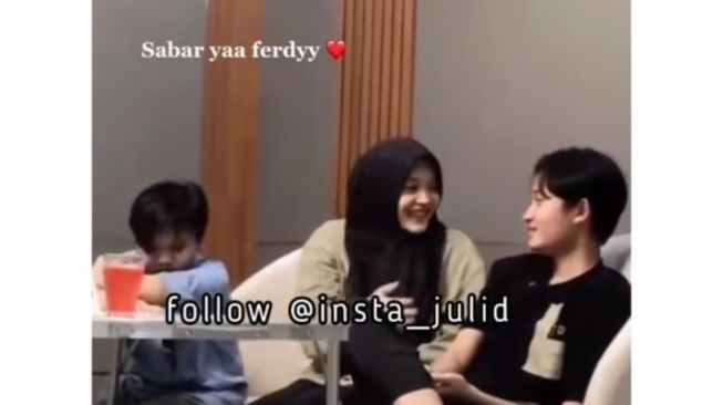 Ferdi murung diajak main Putri Delina (Instagram/@insta_julid)