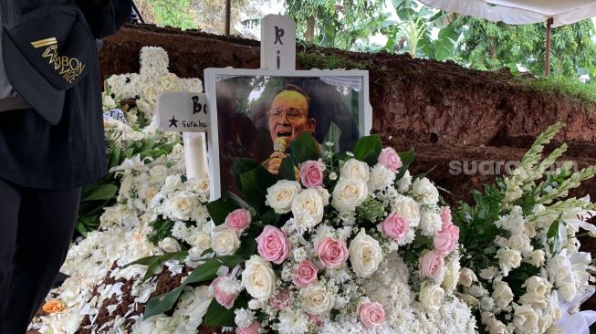 Bob Tutupoly dimakamkan di TPU Tanah Kusir, Kamis (7/72022). [Rena Pangesti/Sheralot.com]