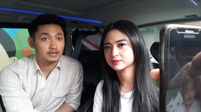 Dewi Perssik dan Angga Wijaya (Wahyu Tri Laksono/Sheralot.com)
