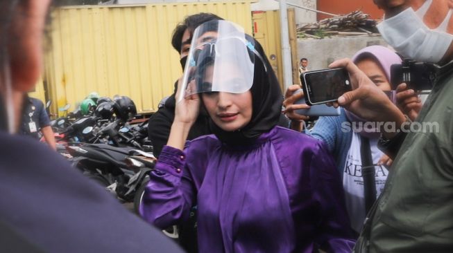 Aktris Asha Shara berjalan meninggalkan awak media saat ditemui di Kawasan Tendean, Jakarta Selatan, Rabu (9/12). [Sheralot.com/Alfian Winanto]