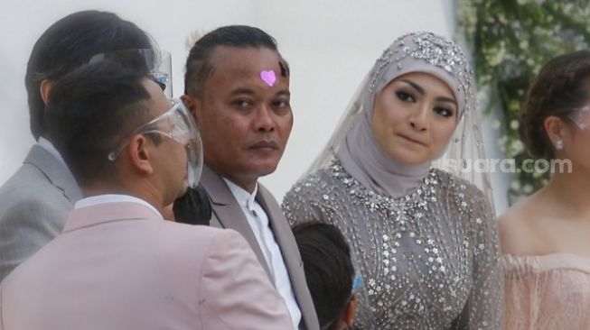 Komedian Sule dan Nathalie Holscher usai melangsungkan akad nikah di Kawasan Jatisampurna, Bekasi, Jawa Barat, Minggu (15/11). [Sheralot.com/Alfian Winanto]