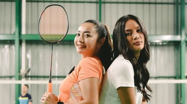 Momen Hesti Purwadinata dan Erika Carlina Latihan Bulu Tangkis. (Instagram/eri.carl)