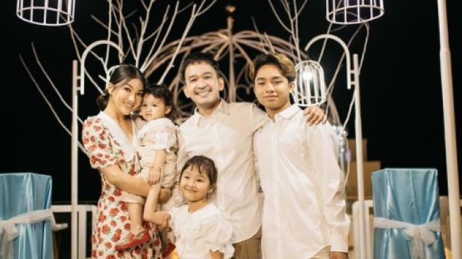 Momen Keluarga Ruben Onsu Liburan ke Labuan Bajo. [Instagram/sarwendah29/ruben_onsu]