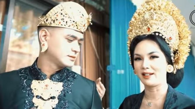 Kalina Oktarani dan Ricky Miraza mengenakan pakaian adat Bali. [YouTube Kalina Oktarani]