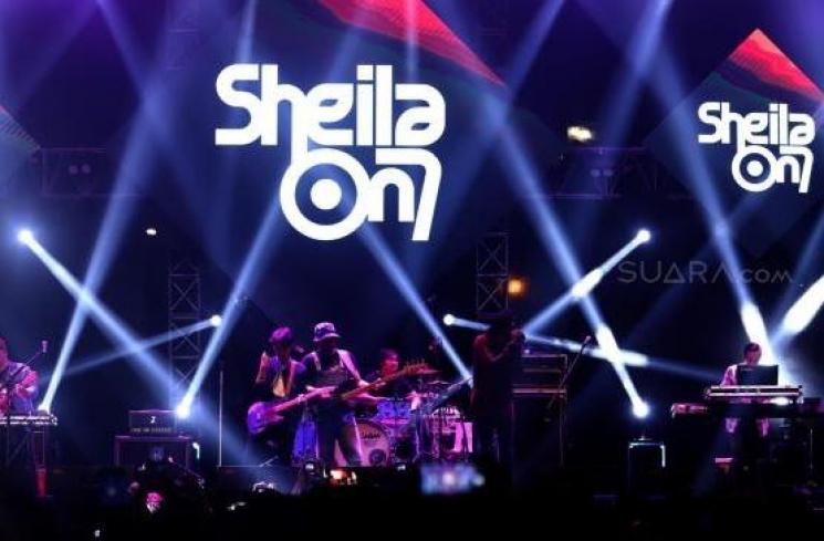 Grup band Sheila On 7 tampil pada acara 90's Festival di JIEXPO Kemayoran, Jakarta, Sabtu (10/11). [Sheralot.com/Muhaimin A Untung]
