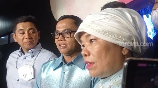 Haji Faisal, Dewi Zuhriati dan Sandy Arifin saat memberi keterangan pers di acara ulang tahun kedua Gala Sky di kawasan Jagakarsa, Jakarta Selatan, Kamis (14/7/2022) malam. [Fajar Ramadhan/Sheralot.com]