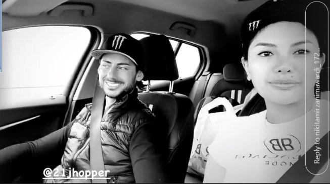 Nikita Mirzani bersama bule bernama John Hopkins di MotoGP Portugal 2022 (Instagram)