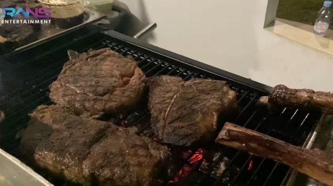 Momen Nagita Slavina Makan Steak Berlapis Emas (YouTube Rans Entertainment)