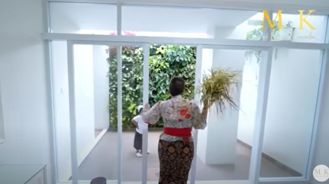 Potret Klinik MS Glow di Bali. (YouTube/Maharani Kemala)