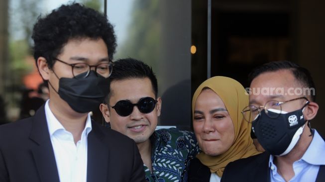 Muhammad Aufar Hutapea (kedua kiri) dan Olla Ramlan (kedua kanan) ditemui usai menghadiri sidang cerai perdana di Pengadilan Agama Jakarta Selatan, Senin (4/4/2022). [Sheralot.com/Angga Budhiyanto]