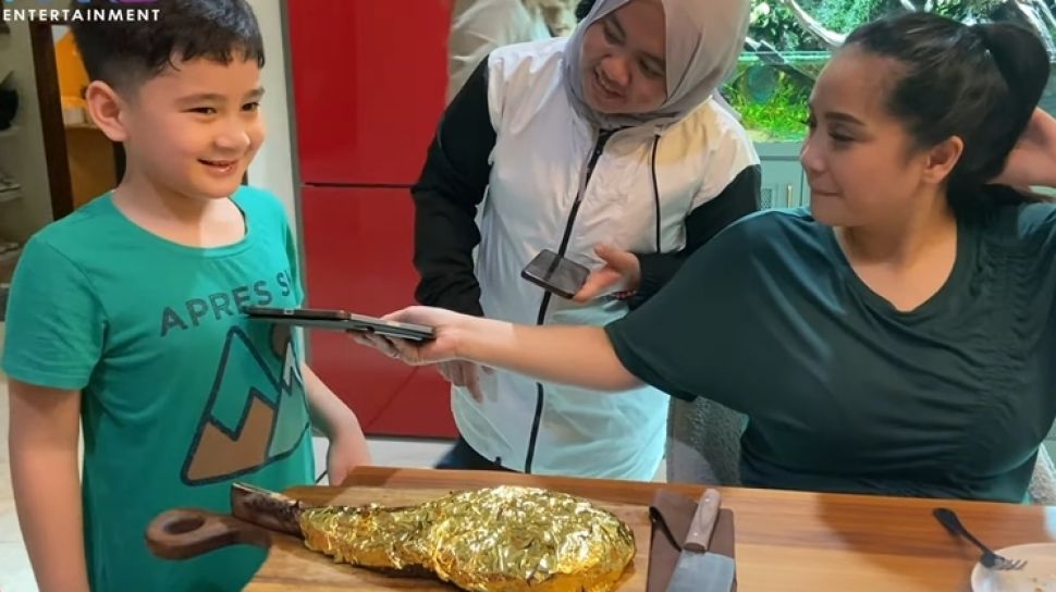 9 Momen Nagita Slavina Makan Daging Berlapis Emas, Sampai Datangkan Chef ke Rumah