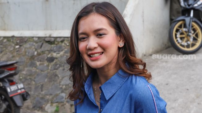 Aktris Dea Annisa saat ditemui di Kawasan Tendean, Jakarta Selatan, Senin (7/9). [Sheralot.com/Alfian Winanto]