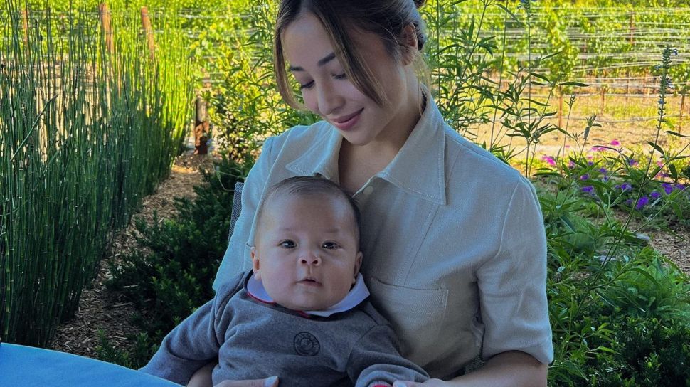 Penampilan Nikita Willy Momong Baby Izz Dipuji Masih seperti Anak SMP